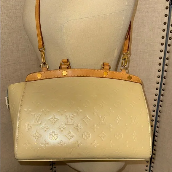 AUTHENTIC- Louis Vuitton Brea MM in Blanc Corail Vernis - Picture 5 of 15